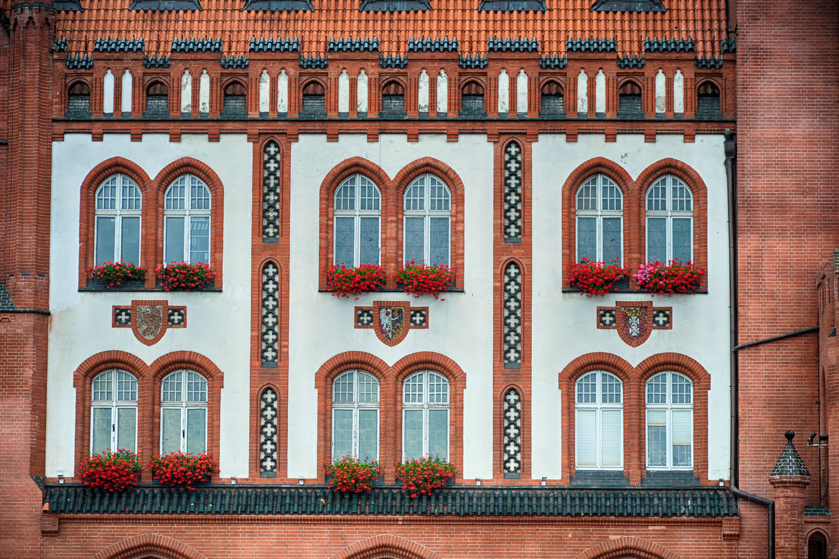 Ein Ausschnitt der Fassade vom neugotischen Rathauses in Słupsk (Stolp) in Hinterpommern. Aufnahme: 22. August 2020.