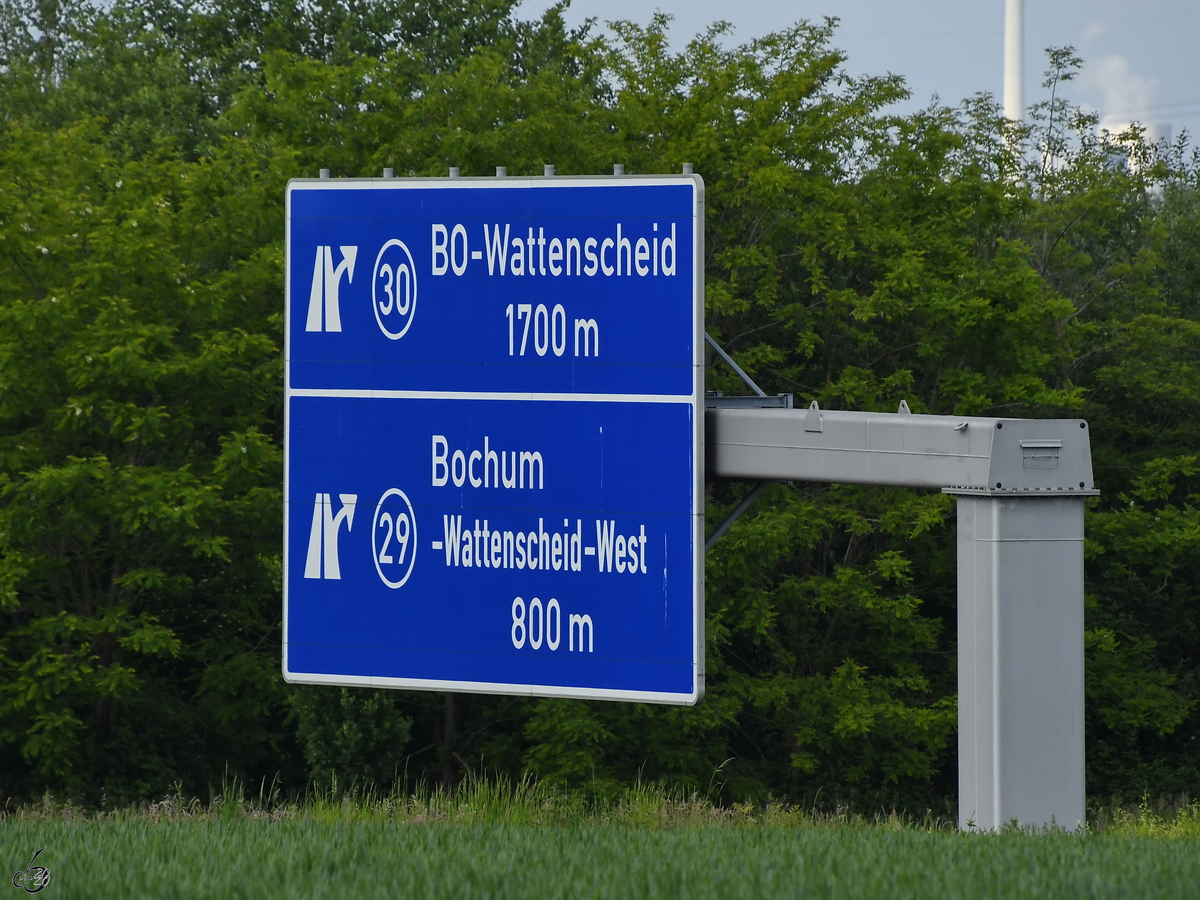 Ein Autobahn-Abfahrtsschild im Grnen, so gesehen Mitte Mai 2020 in Bochum-Wattenscheid.