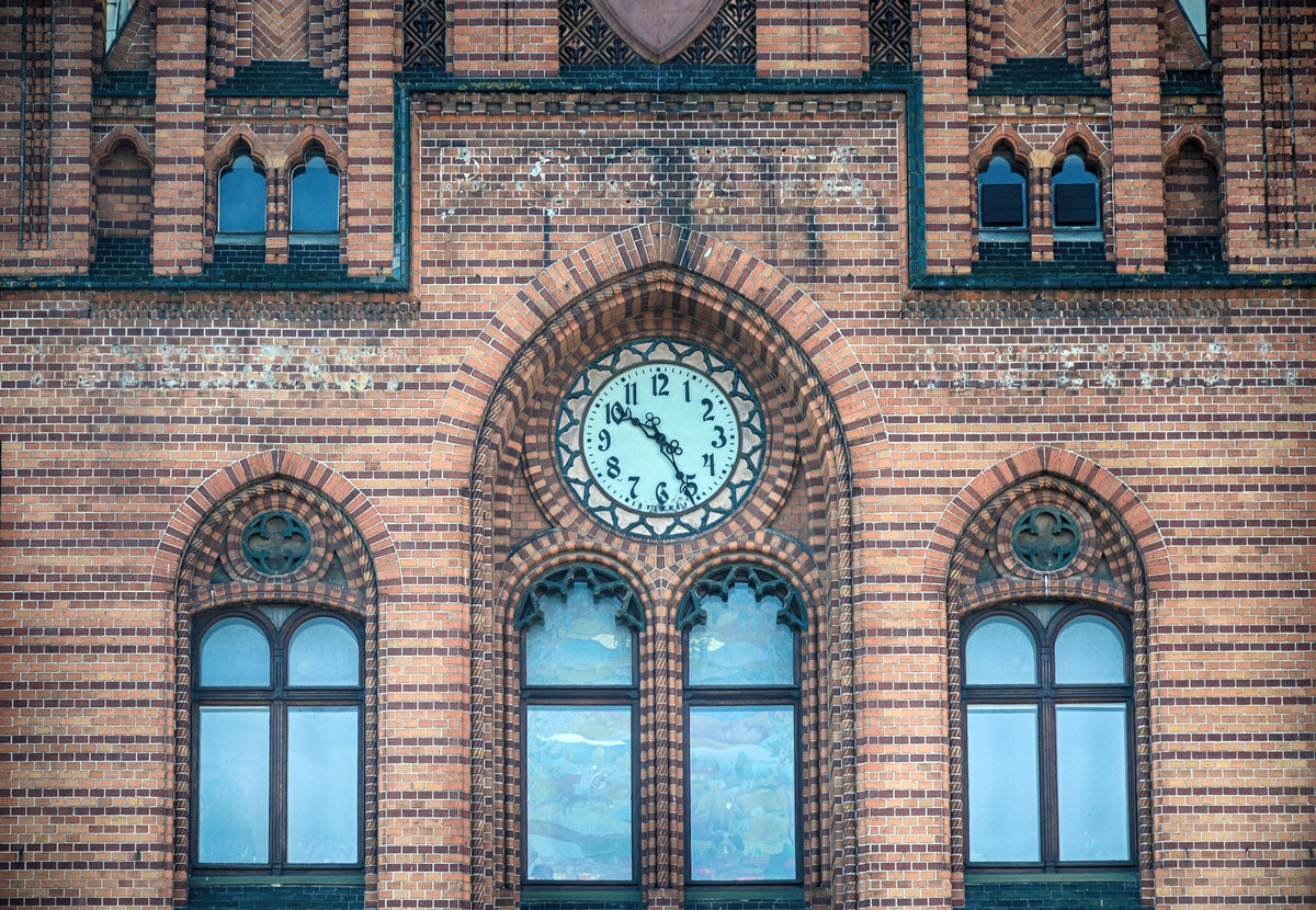 Ein Bildausschnitt vom Hauptpostamt in Koszalin (Kslin) - en gotisches Backsteingebude aus deutscher Zeit. Aufnahme: 16. August 2020.