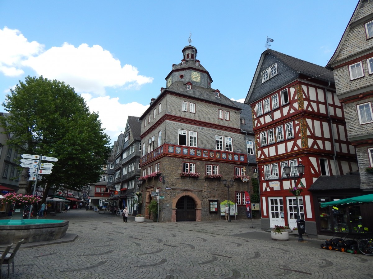 Ein Blick auf das Stadtzentrum von HERBORN//WESTERWALD in Hessen am 16.7.2015,
ein traumhaftes Stdtchen,das dem Fotografen an jeder Ecke neue,
mrchenhafte Motive bietet....nicht umsonst auch als  hessisches Rothenburg 
bezeichnet.