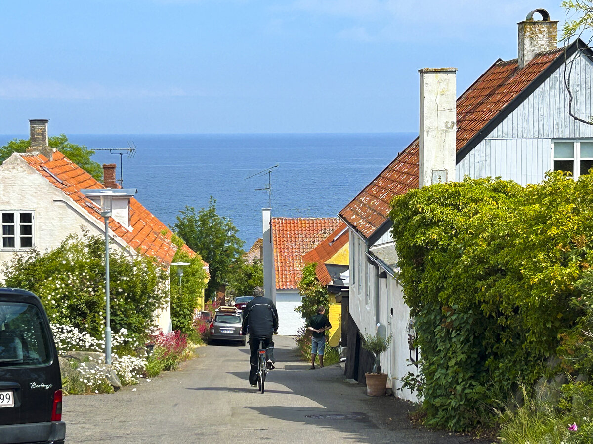 Ein Blick in Malkestien in der Innenstadt von Gudhjem (Bornholm). Aufnahme: 16. Juni 2023.