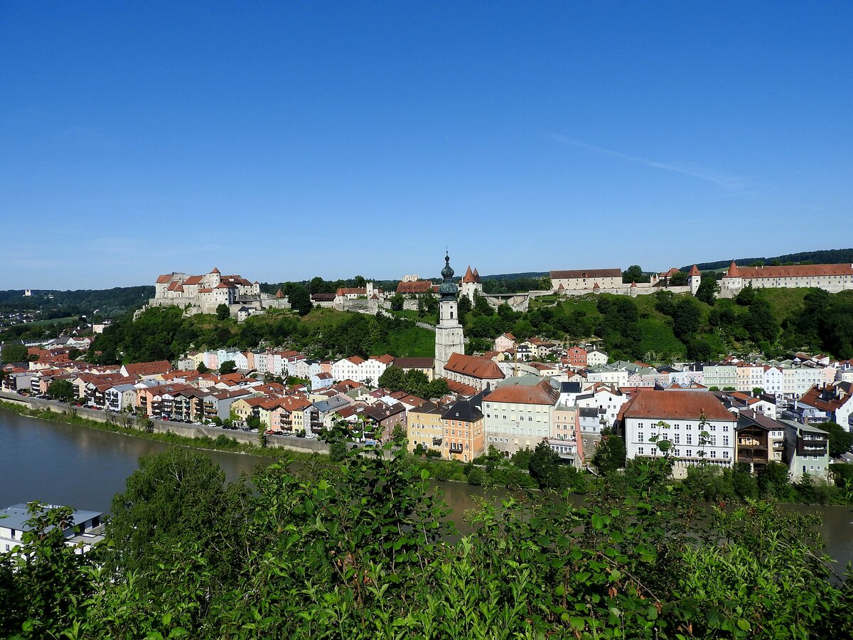 Ein Blick nach Burghausen, mit einem Teil der lngsten Burganlage; von sterr. Seite aus; 210628