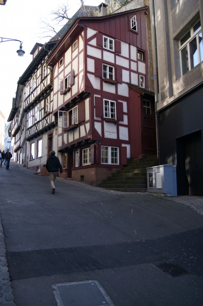 Ein Blick den Rheinsprung in Basel hinauf. (16.03.2014)