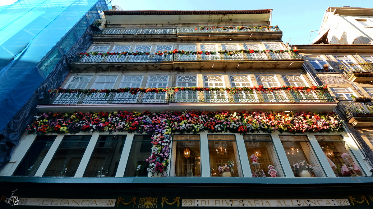 Ein Blumengeschmcktes Geschftshaus eines Goldschmiedes in Porto. (Januar 2017)