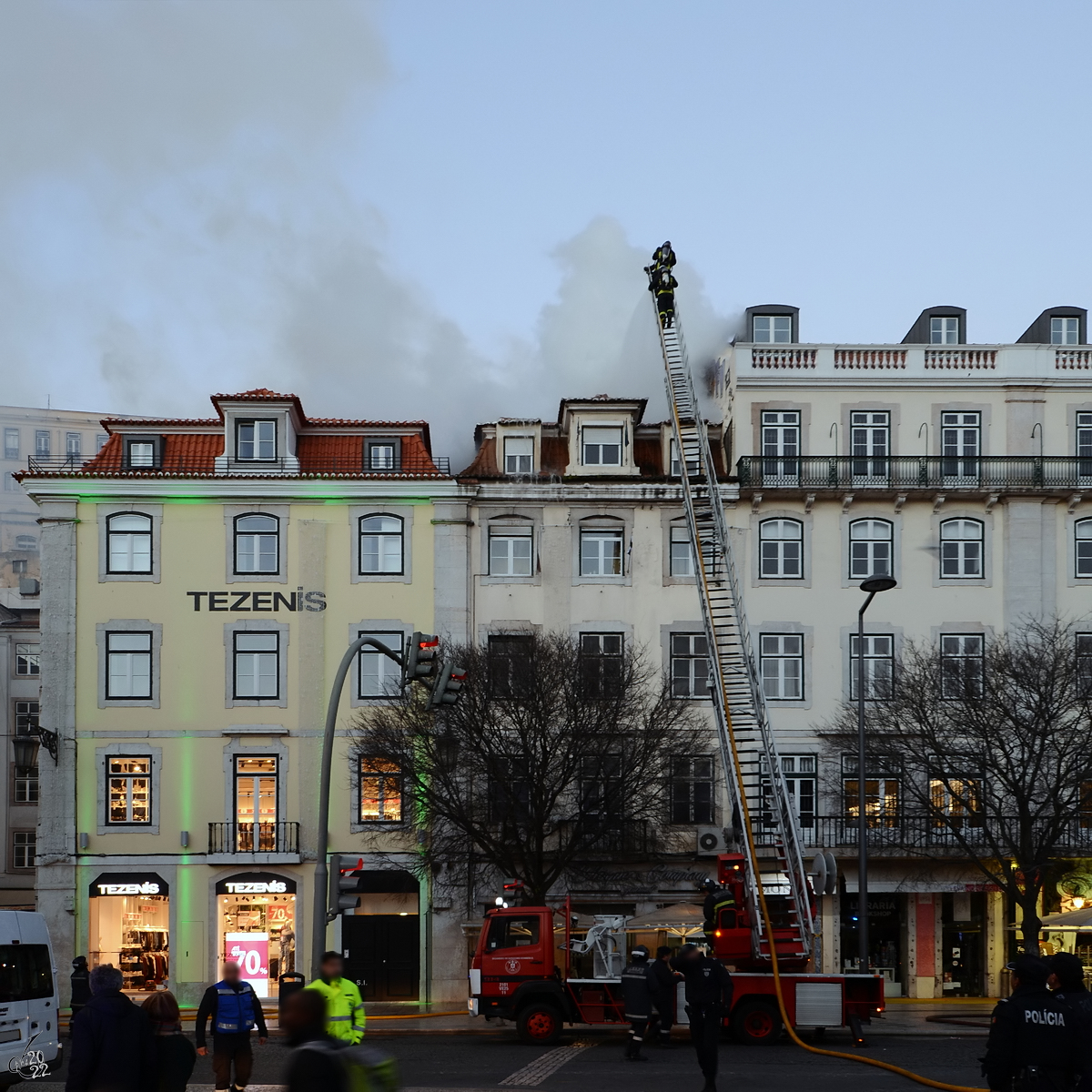 Ein Brand am frhen Morgen ruft die Feuerwehr auf den Plan. (Lissabon, Januar 2017)