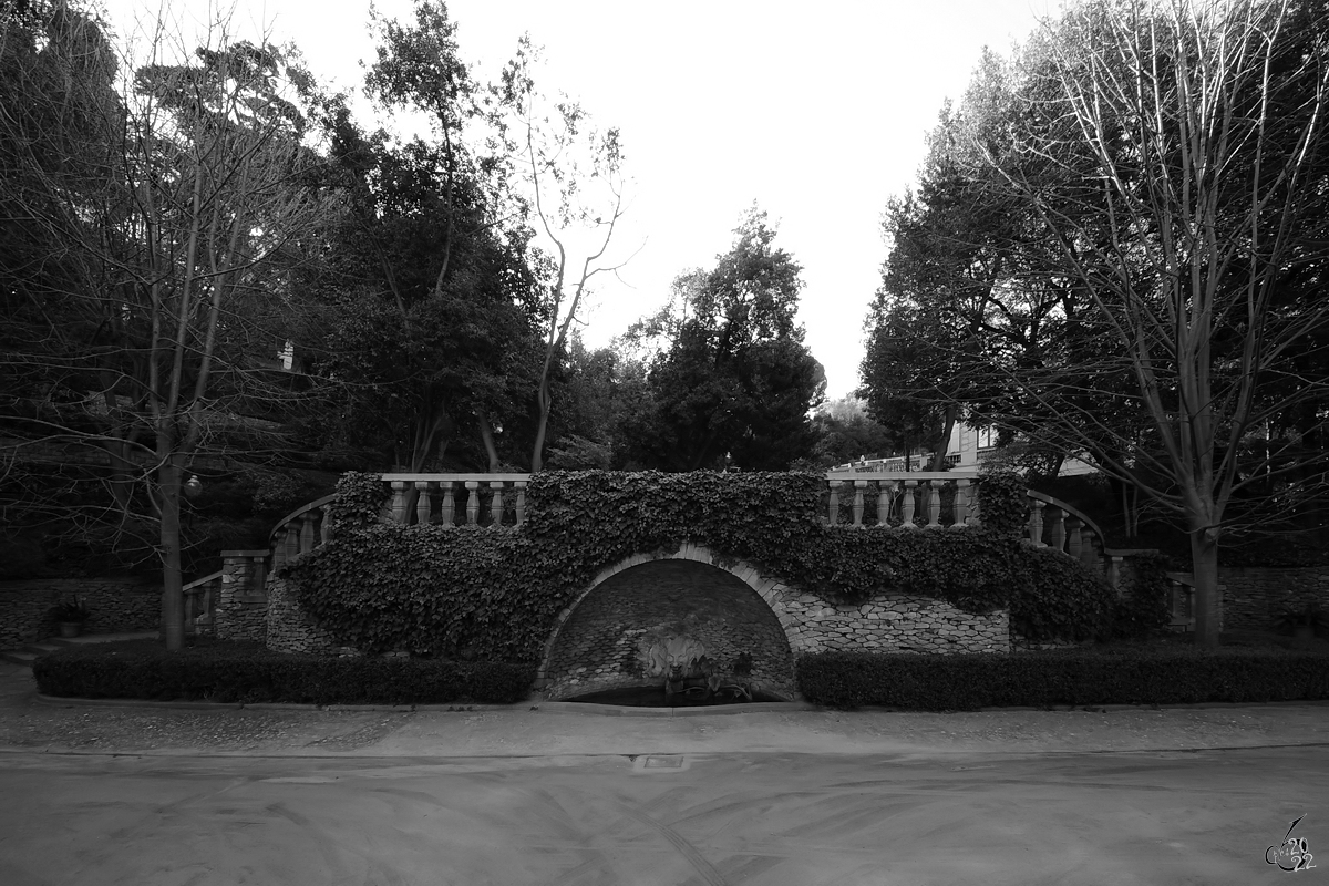 Ein Brunnen am Eingang des Parks  Jardins de Laribal  in Barcelona. (Februar 2013)