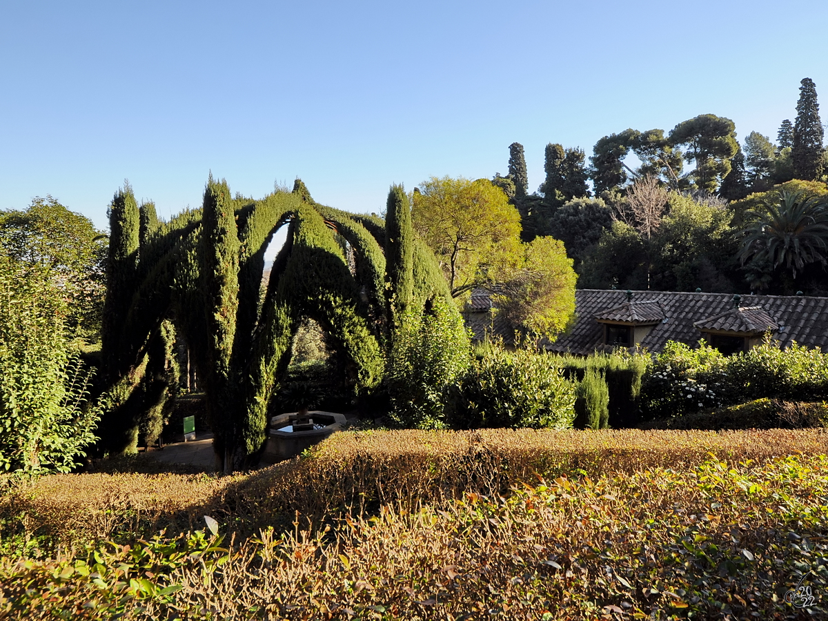 Ein Brunnen inmitten der Grnanlagen des Jardins de Laribal in Barcelona. (Februar 2013)