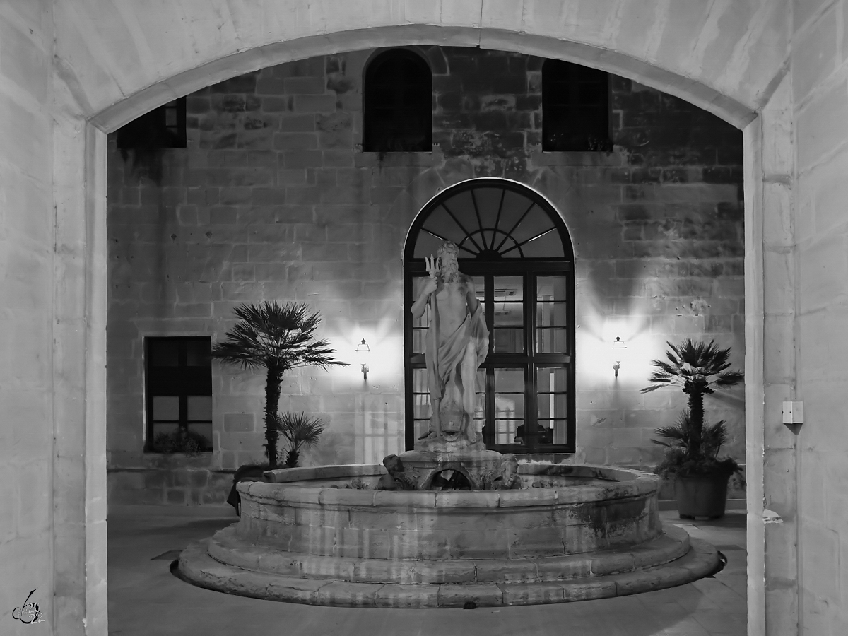 Ein Brunnen im Innenhof eines Gebudes auf Malta. (Floriana, Oktober 2017)