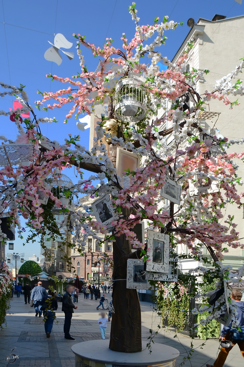 Ein dekorierter Baum in einer Fugngerzone im Zentrum von Moskau. (Mai 2016)