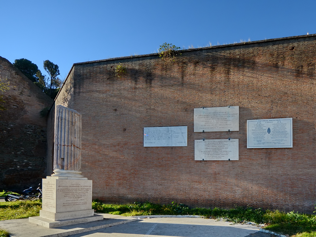 Ein Denkmal für die 1942 gegründete amerikanisch-kanadische Eliteeinheit 1st Special Service Force, welche bis 1944 in Italien und Südfrankreich im Einsatz war. (Rom, Dezember 2015)