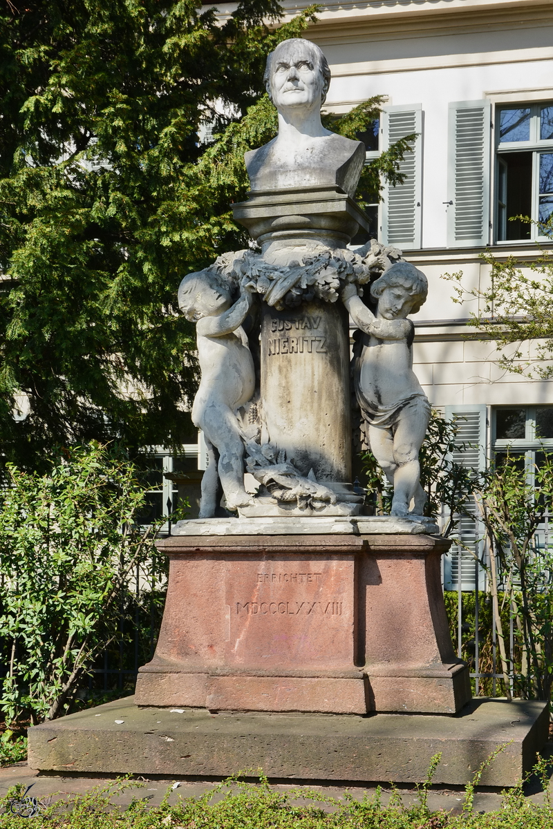 Ein Denkmal fr den deutschen Volks- und Jugendschriftsteller Karl Gustav Nieritz, so gesehen Mitte April 2014 in Dresden.