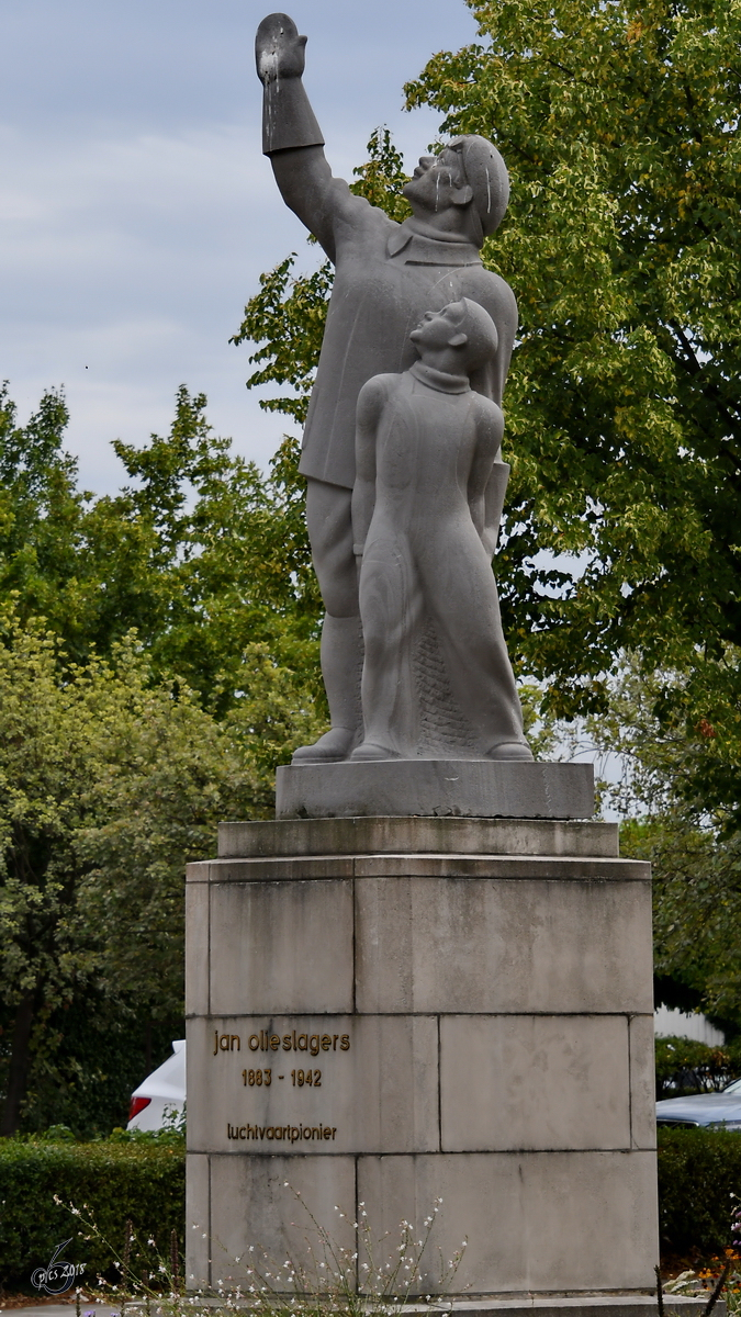 Ein Denkmal fr den Luftfahrtpionier Jan Olieslagers. (Antwerpen, Juli 2018)