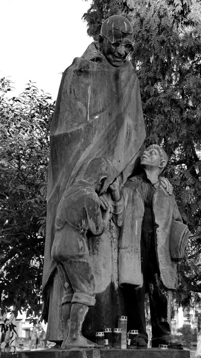 Ein Denkmal fr Padre Americo (Monteiro de Aguiar), welcher sein Leben jungen und benachteiligten Menschen widmete. (Porto, Januar 2017)