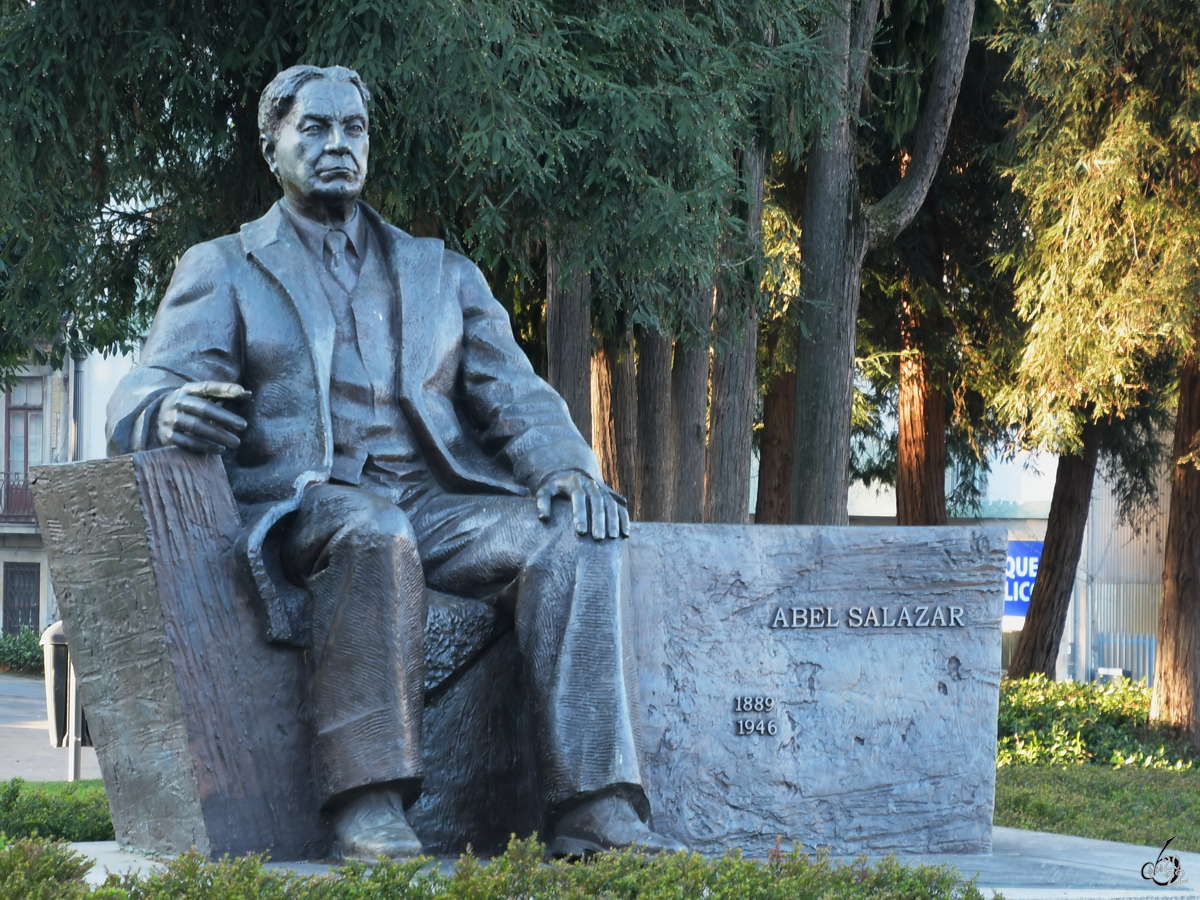 Ein Denkmal fr den portugiesischen Arzt, Dozent, Forscher, Schriftsteller und Maler Abel Salazar, welcher in Porto arbeitete und lebte. (Porto, Januar 2021)