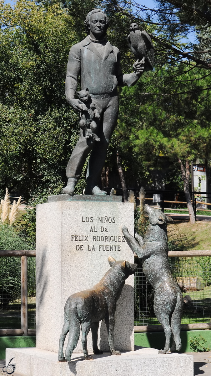 Ein Denkmal fr den spanischen Naturforscher und Rundfunksprecher Dr. Flix Samuel Rodrguez de la Fuente, so gesehen Mitte Dezember 2010 im Zoo Madrid.