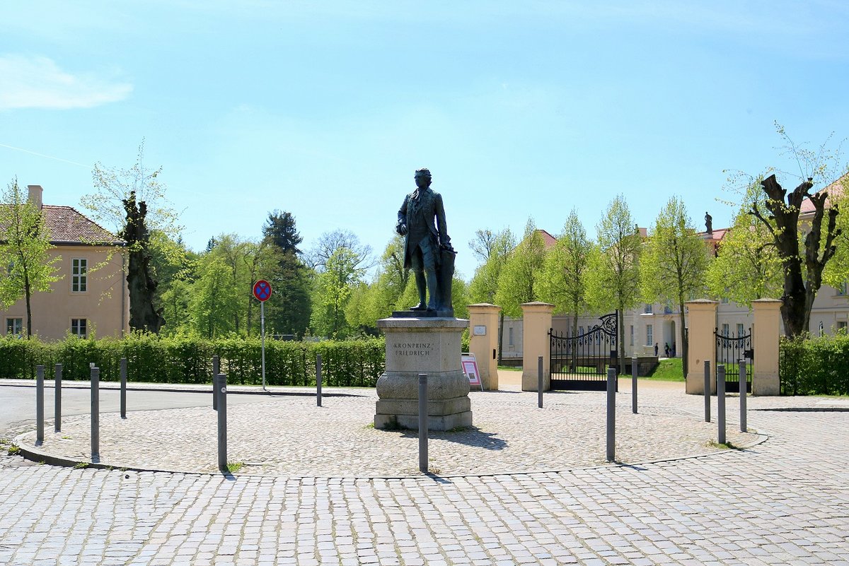 Ein Denkmal von Kronprinz Friedrich thront vor dem Eingang zum Gelnde des Schlosses Rheinsberg. [11.5.2017 | 13:22 Uhr]