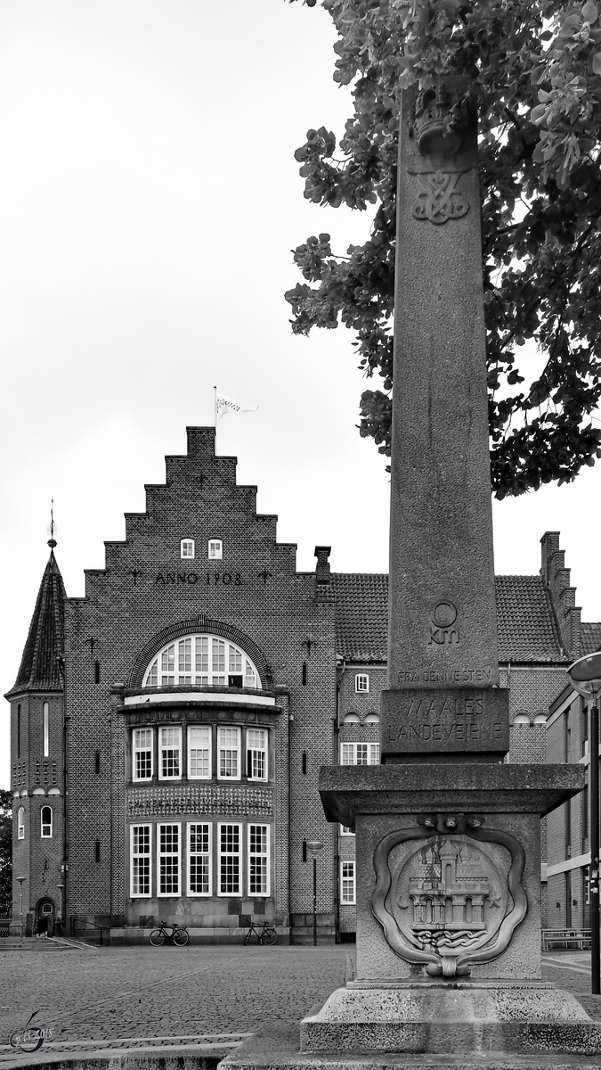 Ein Denkmal vor dem alten Posthaus in Aalborg. (Juni 2018)