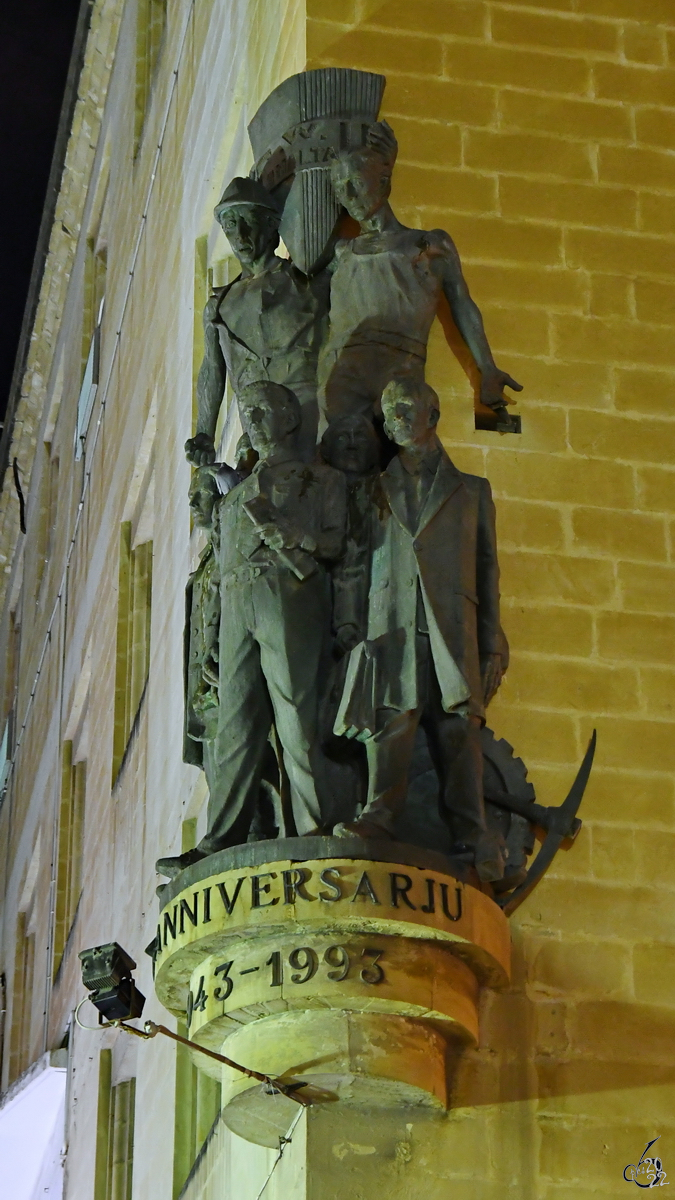 Ein Denkmal zum 50-jhrigem Bestehen am Gebude der nationalen Arbeitergewerkschaft in Malta. (Valletta, Oktober 2017)