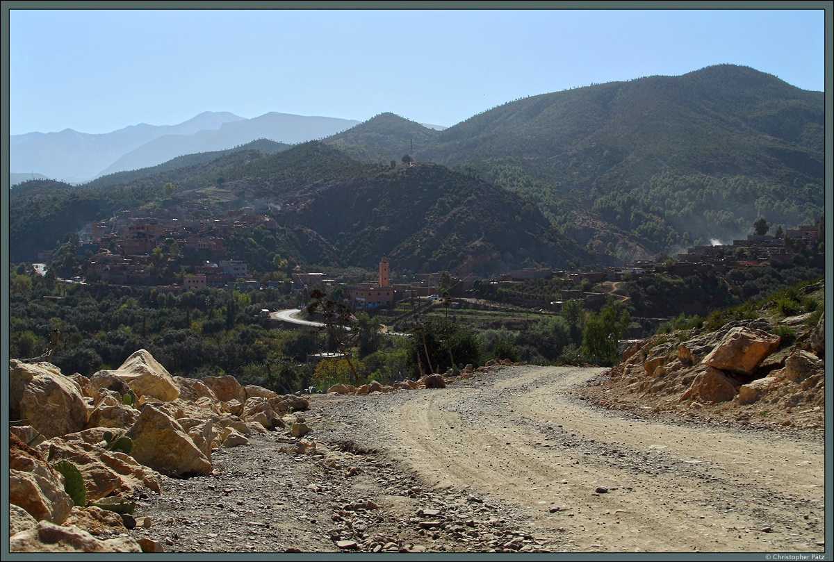 Ein Dorf am Fuß des Atlas-Gebirges bei Ourika am Eingang des Ourika-Tals. (19.11.2015)