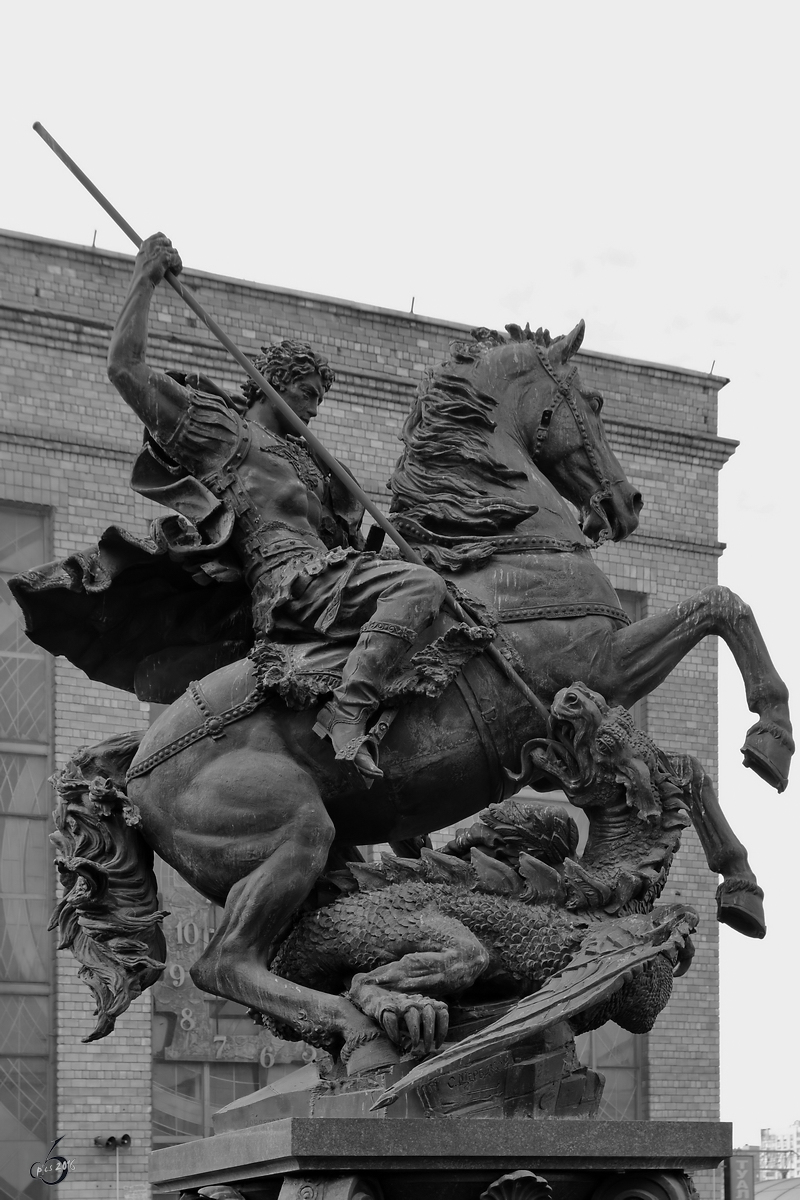 Ein Drachentter am Komsomolskaja-Platz, auch Platz der drei Bahnhfe. (Moskau, Mai 2016)