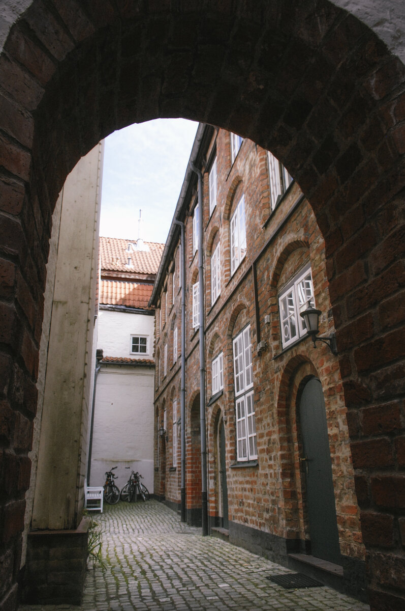 Ein Durchgang zwischen den zwei Teilen der Glandorps Hof in der Lbecker Innenstadt. Der Hof ist ffentlich zugnglich. Aufnahme: 21. August 2021.