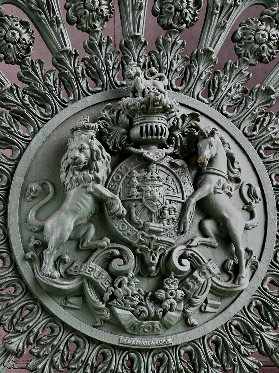 Ein in ein Tor eingearbeitetes Emblem am Wellington Arch in London. (September 2013)