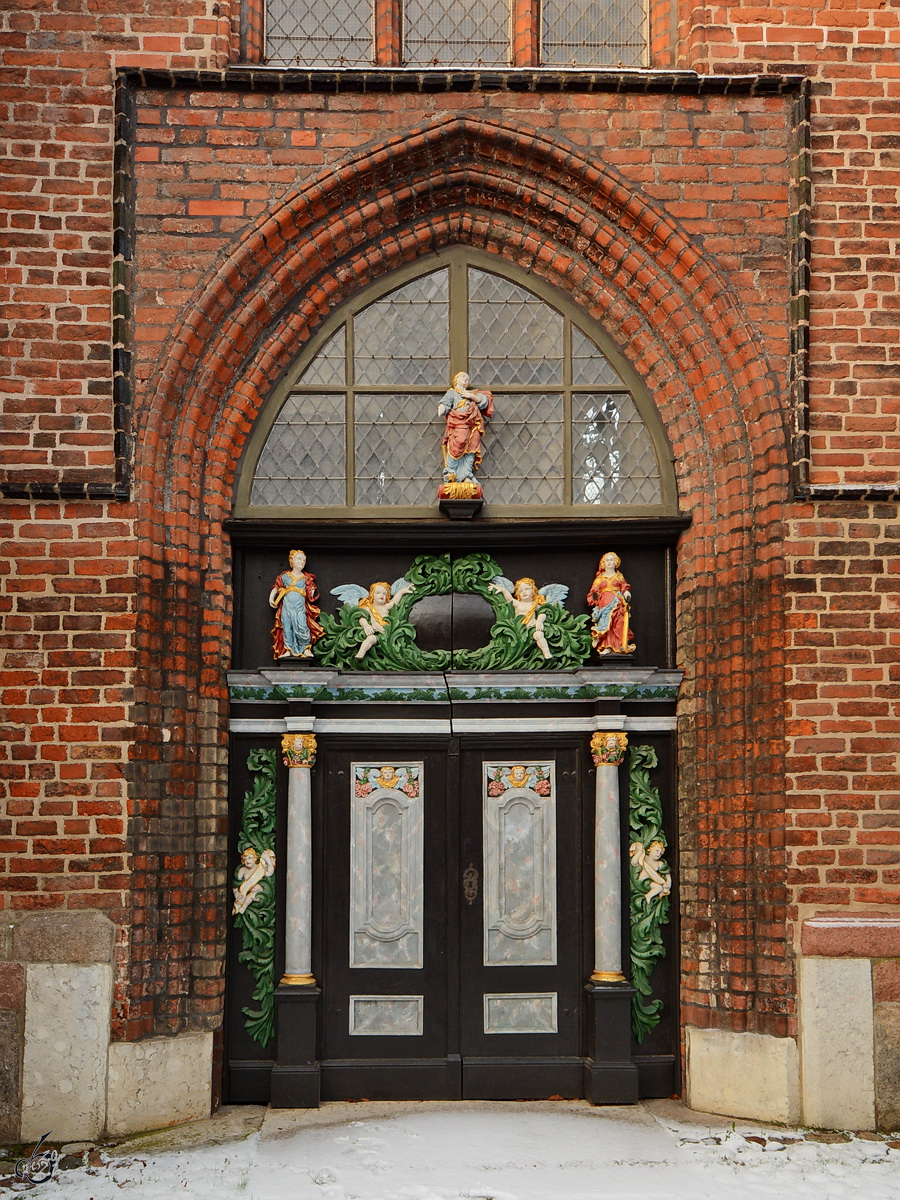 Ein Eingangsportal an der St.-Marien-Kirche in Stralsund. (Dezember 2014)