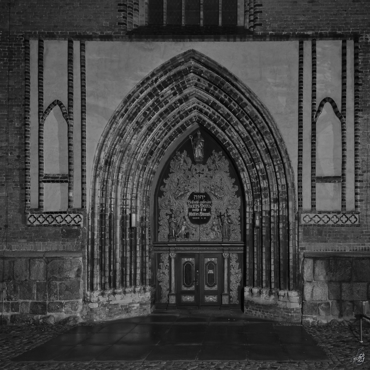 Ein Eingangsportal der Nikolaikirche in Stralsund. (August 2014)