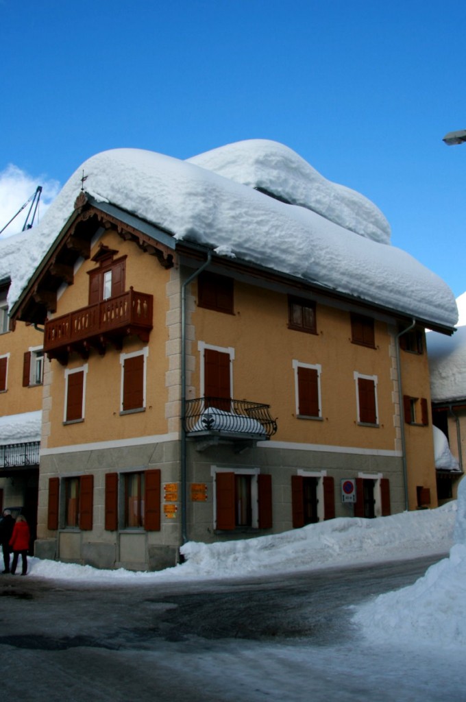 Ein eingeschneites Haus in San Bernadino; 09.02.2014