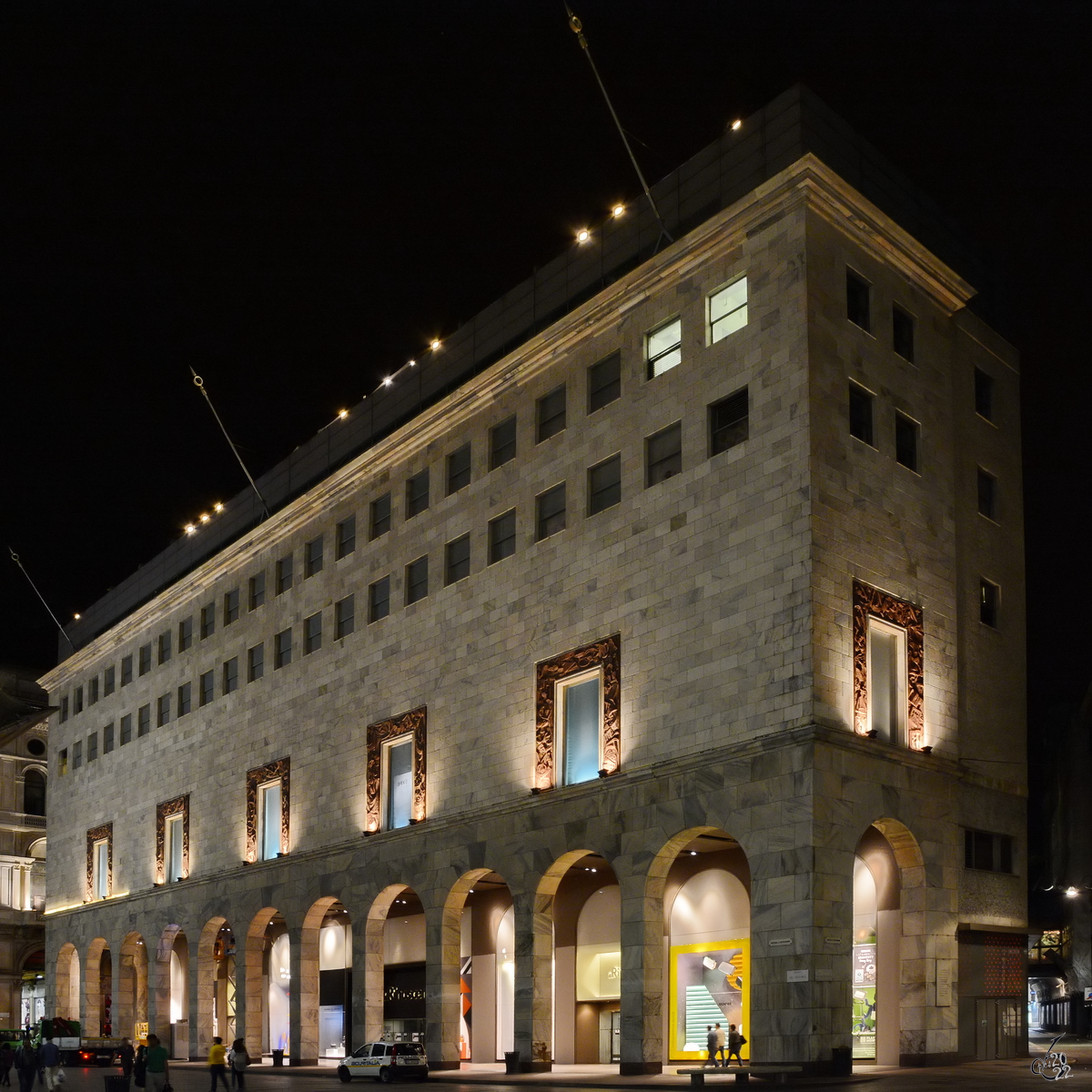 Ein Einkaufsgebude am im 19. Jahrhundert entstandenen Domplatz (Piazza del Duomo) von Mailand. (Juni 2014)