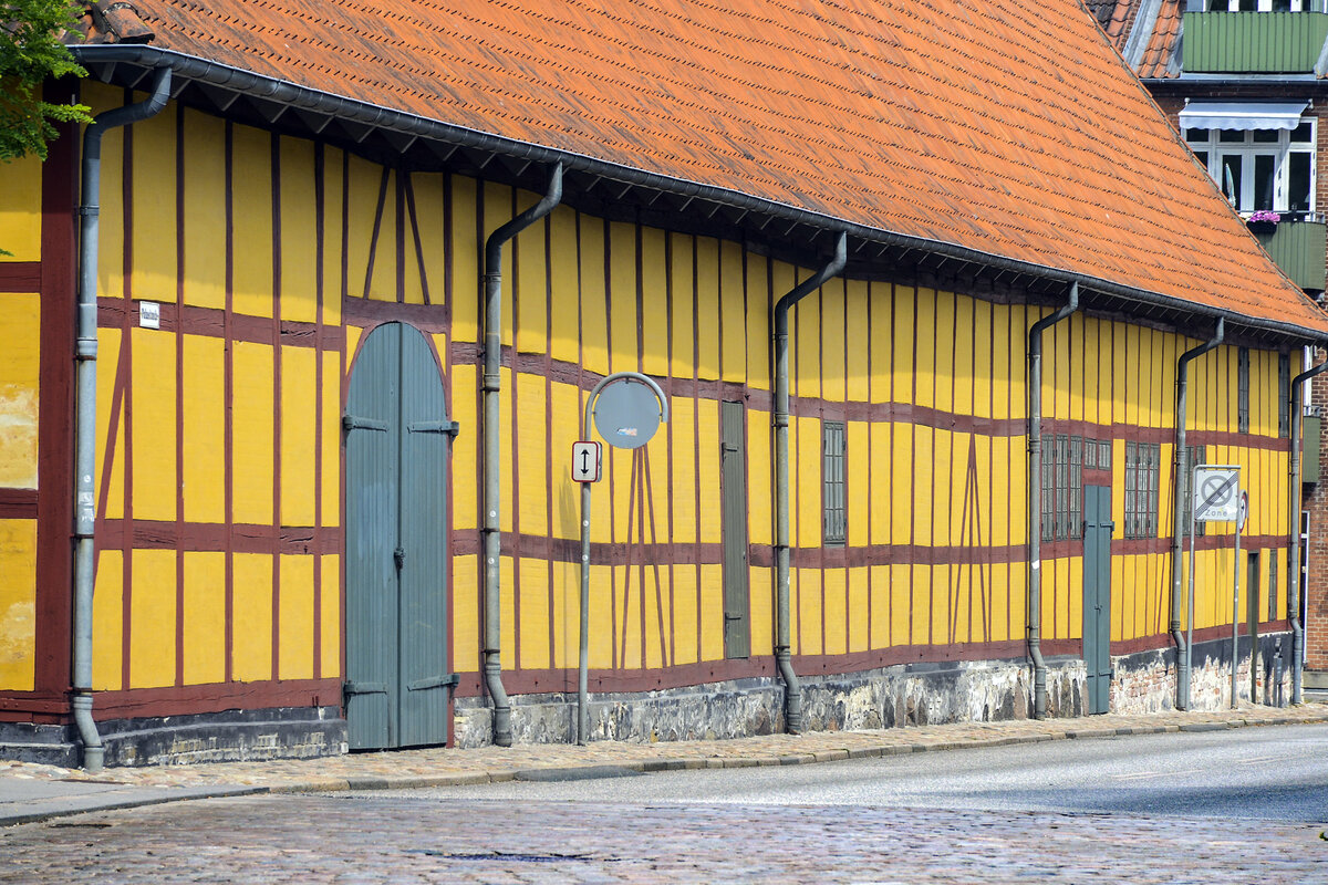 Ein Fachwerkhaus in der Domkirkestrde in Roskilde. Aufnahme: 20. Juni 2023.