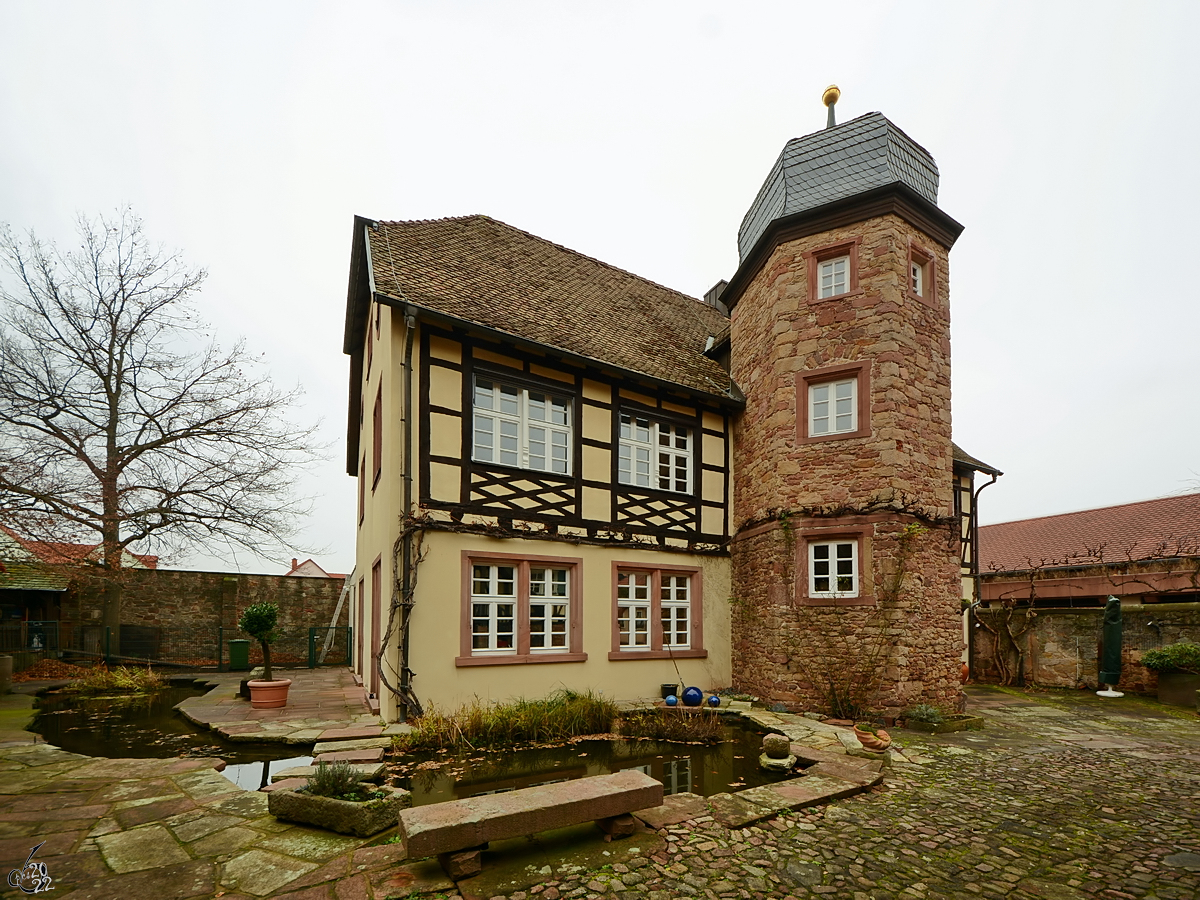 Ein Fachwerkhaus mit Turm in Diedesfeld. (Neustadt an der Weinstrae, Dezember 2014)