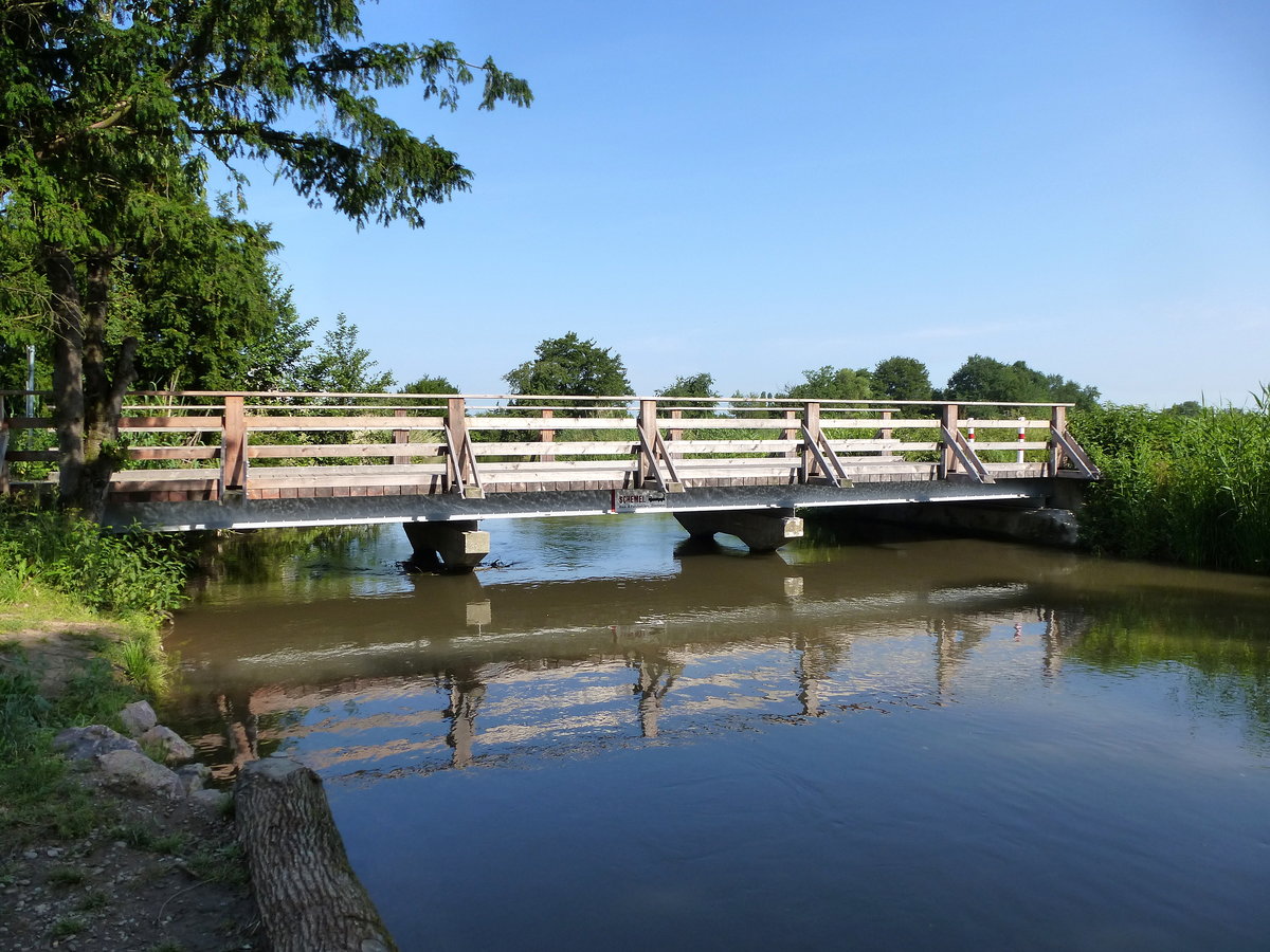 ein Fahrweg berquert auf dieser Brcke die Elz bei Rheinhausen, Juni 2018