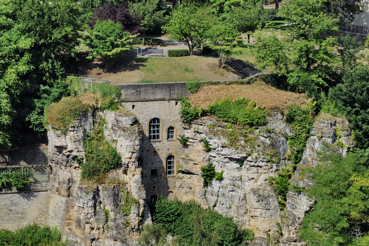 Ein in den Fels gebautes Gebude. (Luxemburg, Juli 2013)