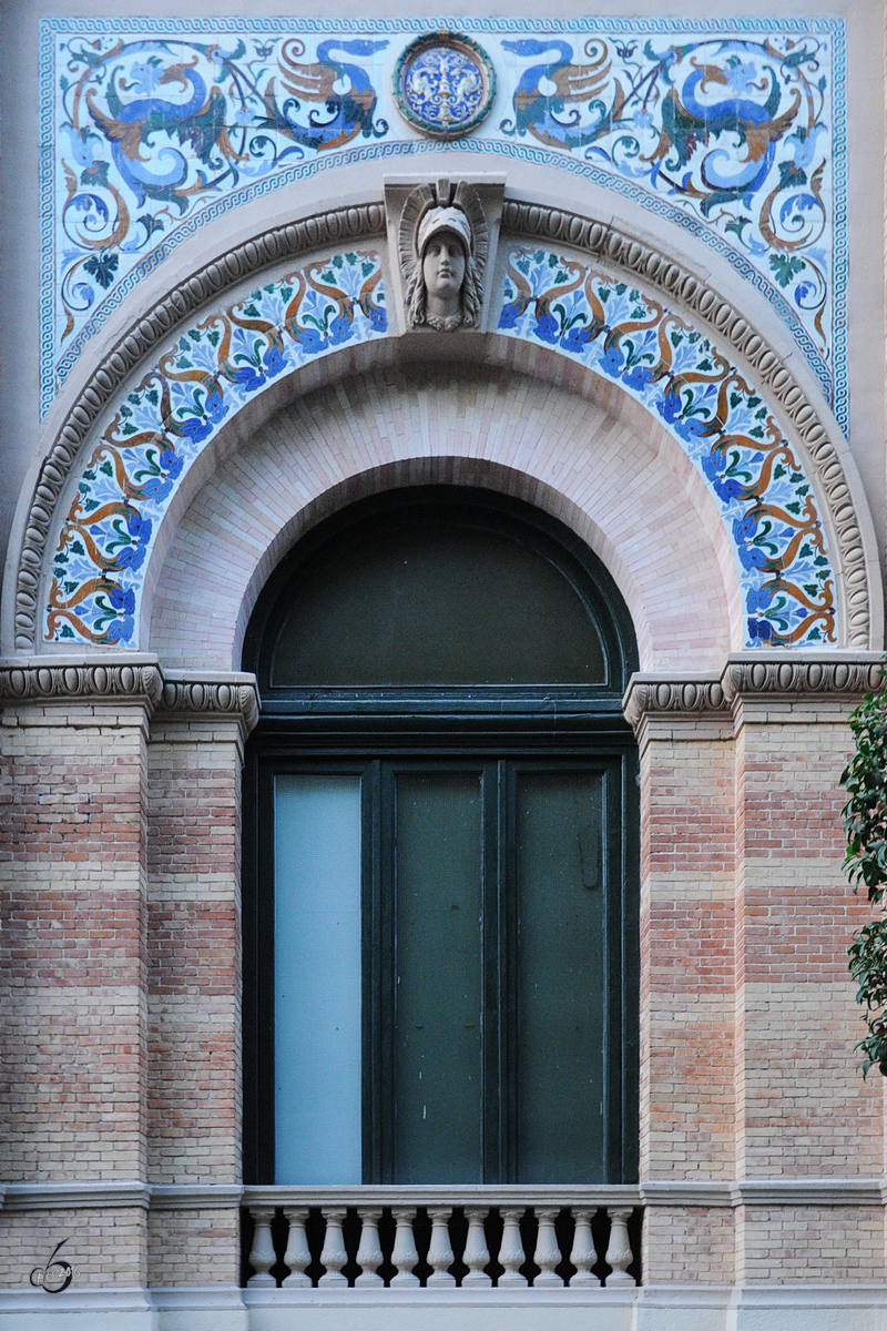 Ein Fenster des Velzquez-Palastes im Madrider Retiro-Park. (September 2011)