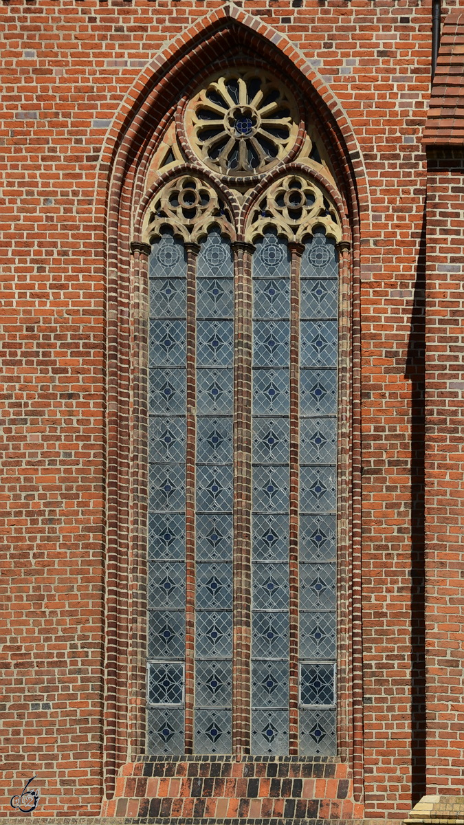 Ein Fenster der Konzertkirche (St.-Marien-Kirche) in Neubrandenburg. (August 2013)