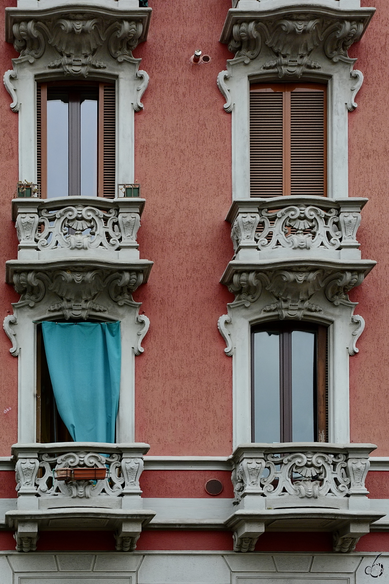Ein Fenster-Quartett an einer Huserfront in Mailand. (Juni 2014)