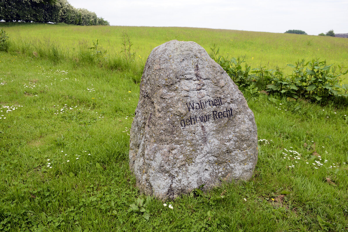 Ein Findling am Guly-Thing bei Stoltebll in Angeln. Der historische Thingplatz wurde von der Gemeinde 2003 etwas abseits der historischen Stelle rekonstruiert. Aufnahme: 7. Juni 2021.