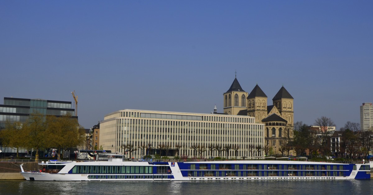 Ein Flusskreuzschiff ankert in Kln zwischen Hohenzollernbrcke und der Kirche St. Kunibert am 16.04.2015 