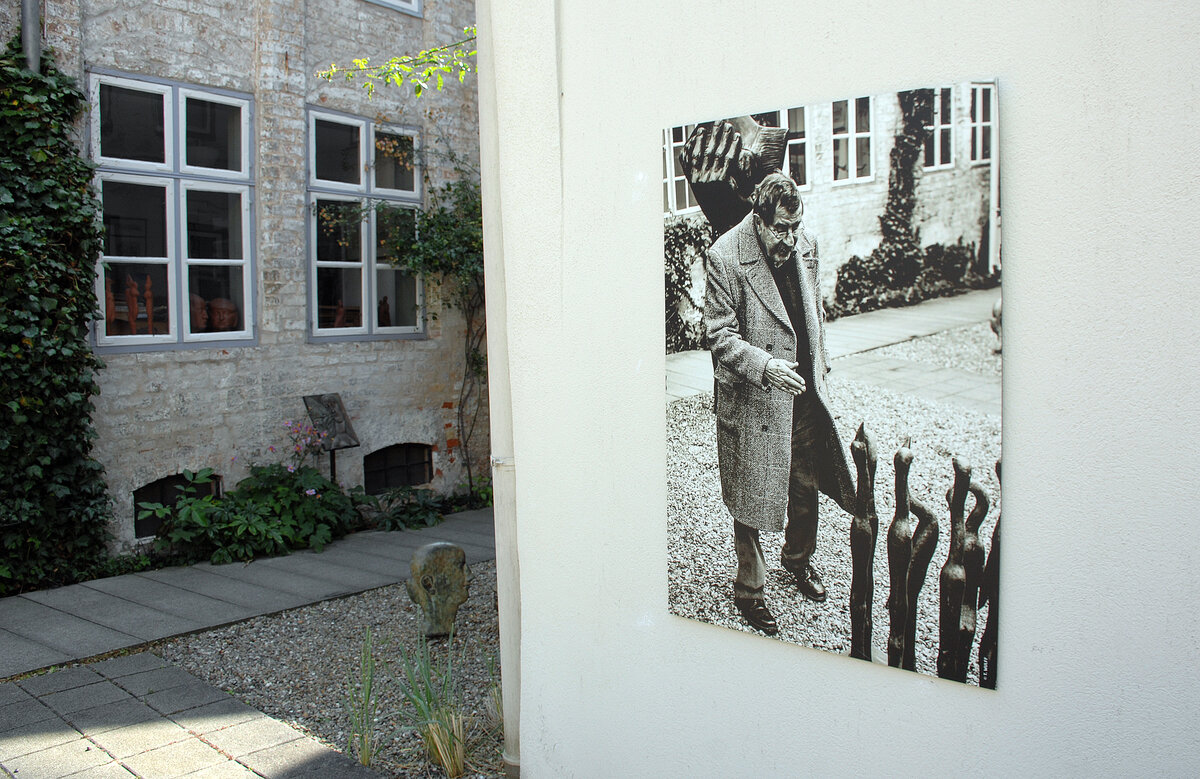 Ein Foto vom Autor Gnter Grass (1927-2015) im Hof des Lbecker Gnter-Grass-Hauses. Das Gnter-Grass-Haus ist ein Gebude und Museum in der Lbecker Altstadt, das dem literarischen, malerischen und plastischen Schaffen des Literaturnobelpreistrgers Gnter Grass gewidmet ist, der im Alter bei Lbeck lebte. Aufnahme: 21. August 2021.