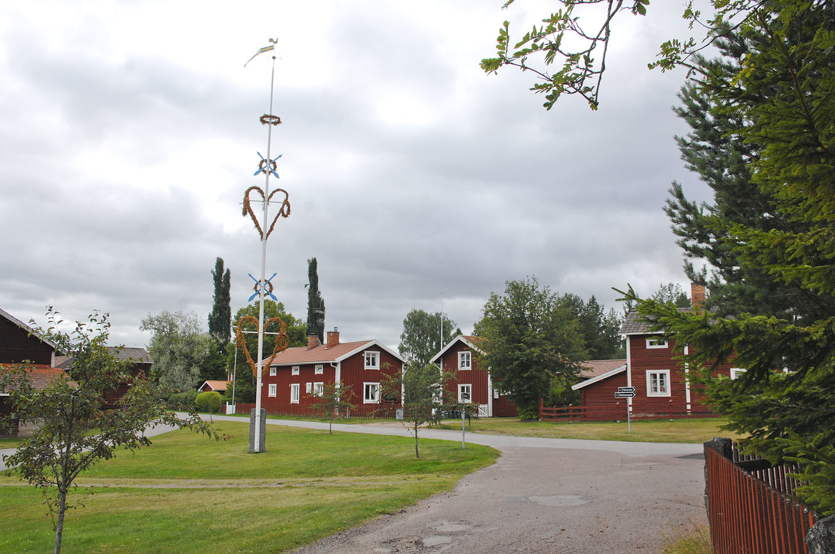 Ein Foto vom kleinen Dorf Yttermo sdlich von Loksand (Dalarna/Schweden). Dass es in Schweden so viele rote Huschen gibt, liegt an einer Laune der Natur und am Erfindungsgeist von Bergarbeitern aus Dalarna. Hier wurde im 16. Jahrhundert das entscheidende Farbpigment im Erzschlamm des groen Kupferbergwerks entdeckt. Schnell stellte sich heraus, dass man eine gnstige und ausdauernde Holzfarbe daraus herstellen konnte.
Aufnahme: 31. Juli 2017.