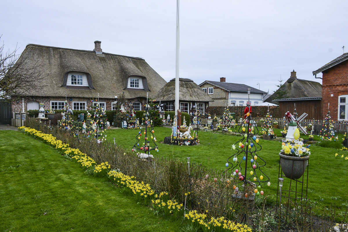 Ein Garten mit Osterdekoration an der Nrregade in Hjer (deutsch Hoyer) in Nordschleswig. Aufnahme: 18. Mrz 2024.