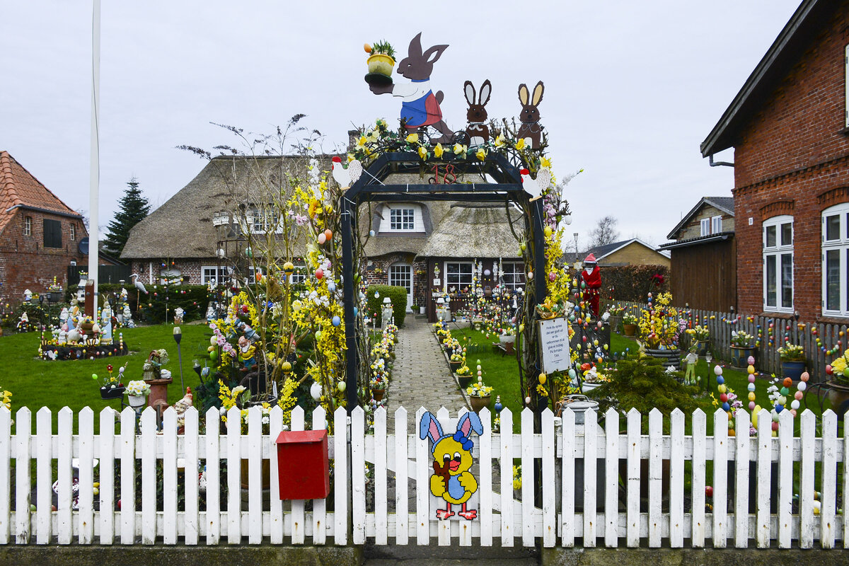 Ein Garten mit Osterdekoration an der Nrregade in Hjer (deutsch Hoyer) in Nordschleswig. Aufnahme: 18. Mrz 2024.