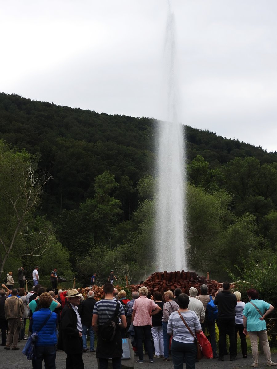 EIN GEYSIR MITTEN IN DEUTSCHLAND-
mit dem 1903 erstmals erbohrten und mit ca. 50/6o Meter weltweit hchsten
Kaltwassergeysir,auf der NAMEDYER WERTH in ANDERNACH/RHEIN gelegen,

hat das Rheinstdtchen eine echte Touristen-Attraktion.Bei einer Eruptionsdauer
von ca. 8 Minuten kann man das Naturschauspiel etwa alle 100 Minuten beobachten,
hier am 16.7.2016