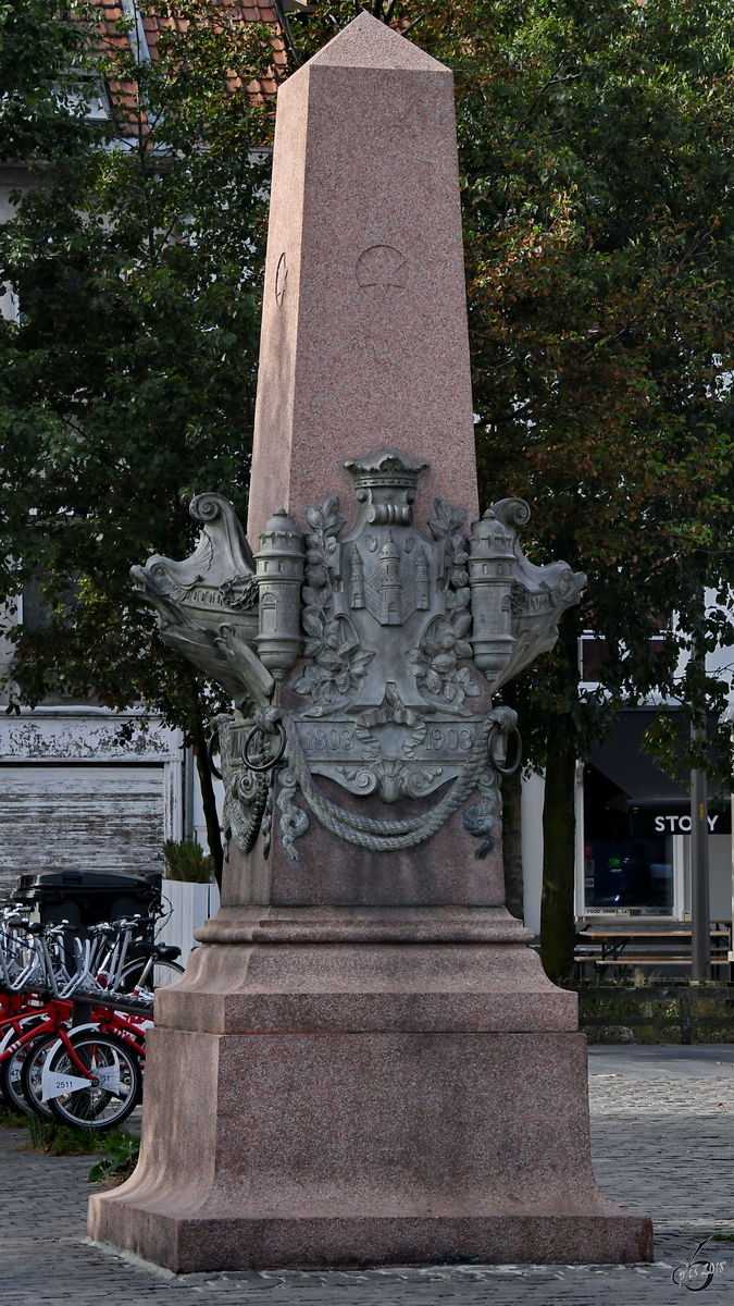 Ein Granitdenkmal Ende Juli 2018 in Antwerpen .