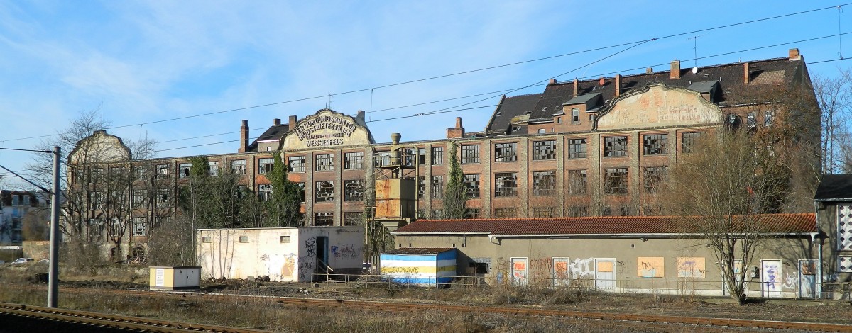 Ein Hauch von Vergangenheit: Das Gebude des ehemaligen  Versorgungskontor -  Industrietextilien Leipzig - Objekt II - Weissenfels . Blick vom Bahnsteig des Bahnhofs Weienfels am 14.01.2016.