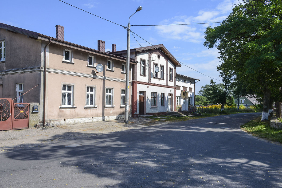 Ein Haus aus der deutschen Zeit im Dorf Izbica unweit von Leba in Hinterpommern. Aufnahme: 18. August 2020.
