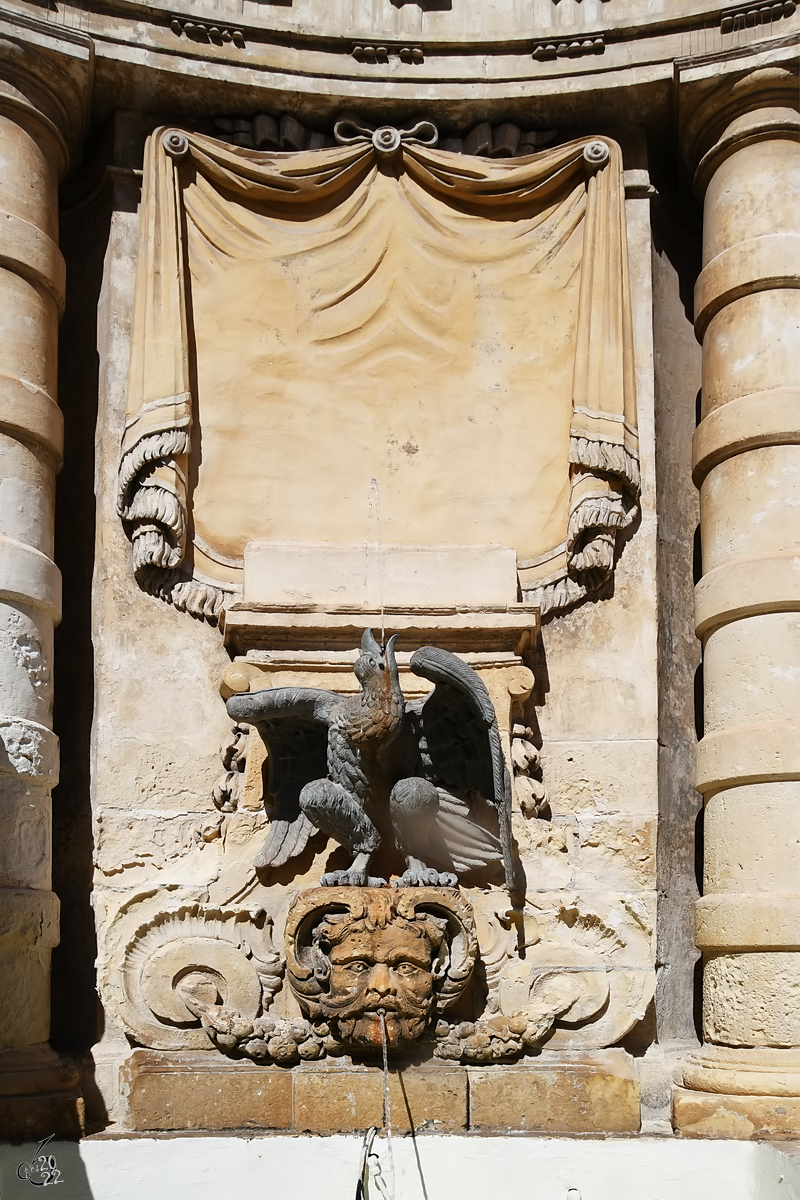 Ein in einer Hausfassade integrierter Wandbrunnen. (Valletta, Oktober 2017)