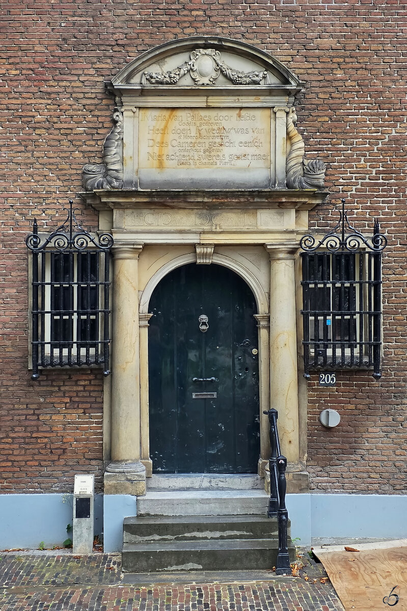Ein historisches Eingangsportal eines historischen Hauses aus dem Jahr 1651 in der Innenstadt von Utrecht. (September 2026)