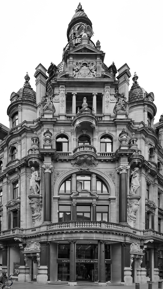 Ein historisches Gebude an der  Meir , eine der bedeutenden Einkaufsstraen in Antwerpen. (Juli 2018)